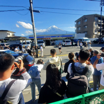 富士山「绝美拍照点」恐消失！观光客抢拍惹怒居民　架黑网全遮掉