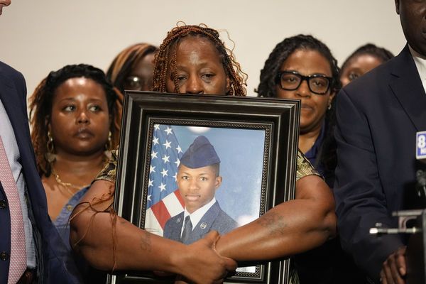 美国23岁黑人打开家门…　警察只说1句就「开枪狂轰」无辜被杀画面曝